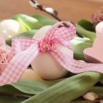 Húsvéti dekorációs ötlet: egy tojás színes szalaggal átkötve
